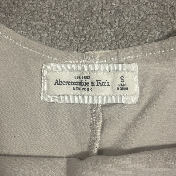 Abercrombie & Fitch cream fitted lace dress. Size: S - Picture 2 of 4